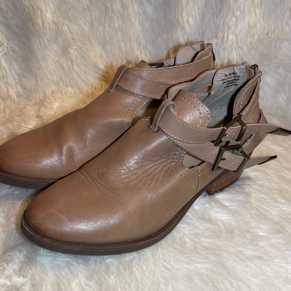 Nicole women’s tan leather double buckle ankle boots size 7